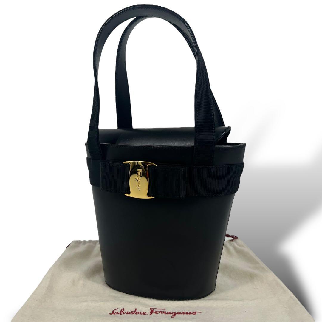 フェラガモ バケツ型 ハンドバッグ ブラックレザー
