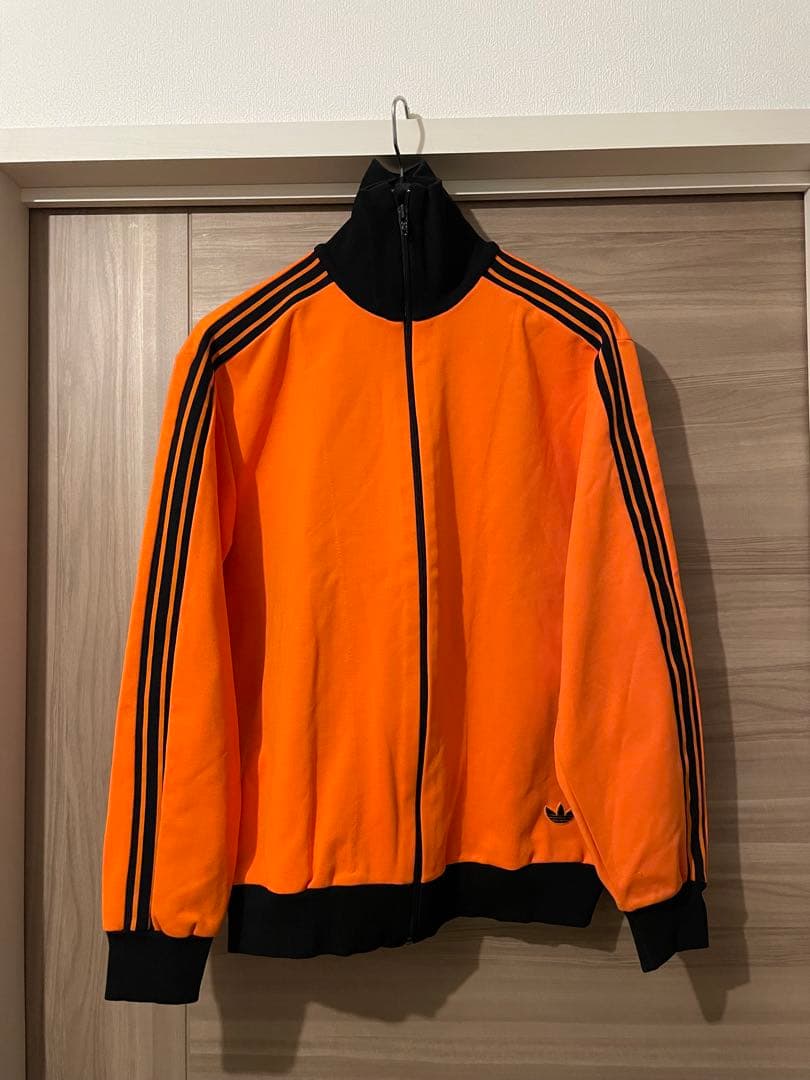 adidas オレンジ ジャージ デサント 小松菜奈