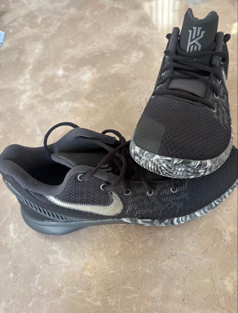 Nike Kyrie ブラック バスケットシューズ