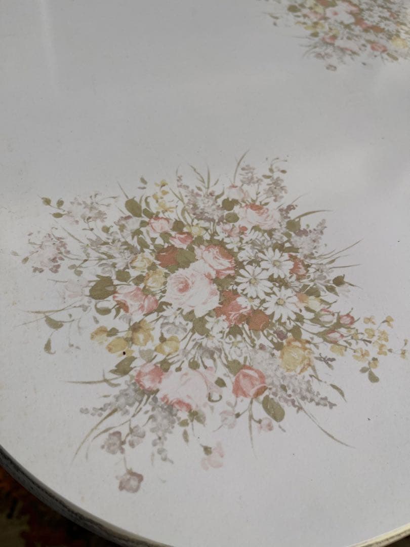 ダイニングテーブル インテリア 花柄 ホワイト 白 正方形 昭和レトロ