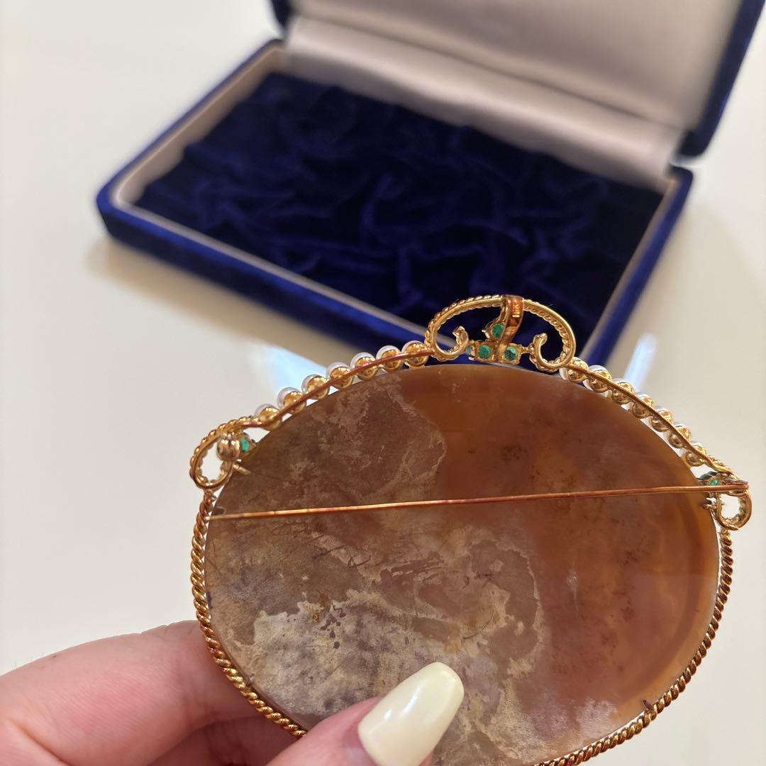 浮彫りブローチ パール・エメラルド付き