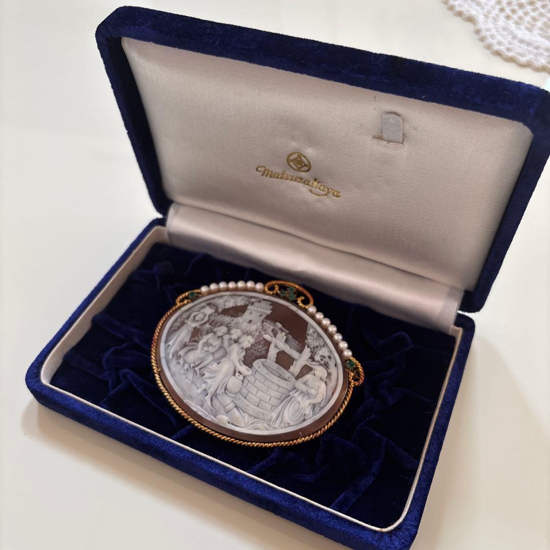 浮彫りブローチ パール・エメラルド付き