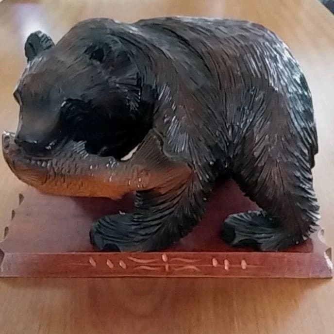 熊の置物 木彫り 木製台付き 民芸品 - メルカリ