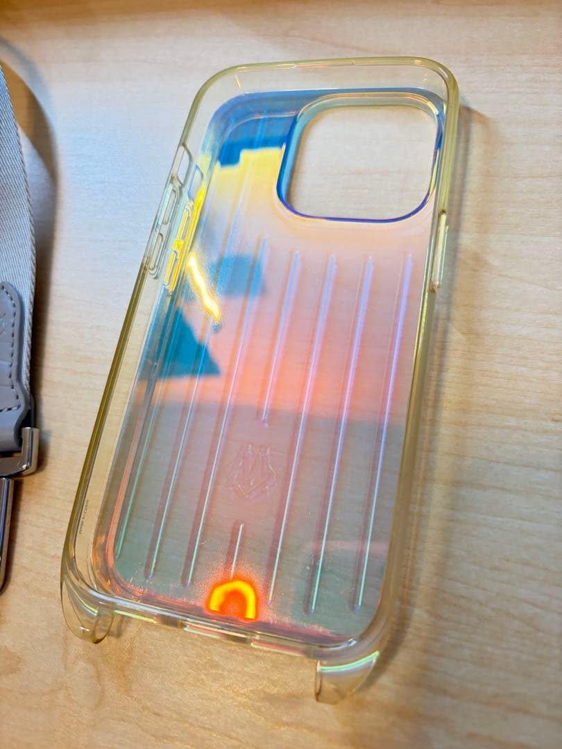 新古品　お安め　RIMOWA iPhone15Proストラップ付き