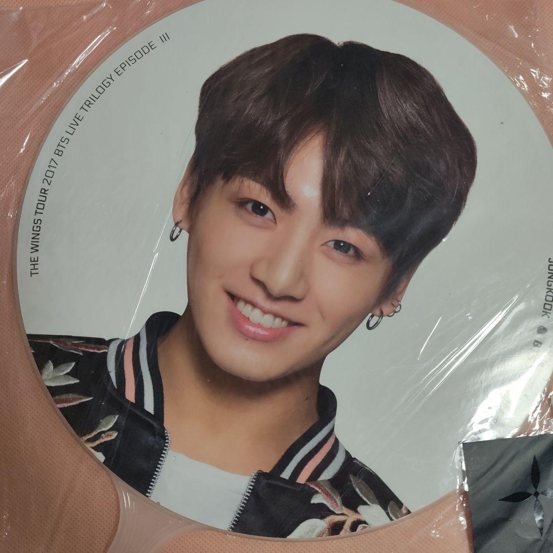 ジョングク WINGS うちわ マジックショップ フラッグ BTS グク - メルカリ