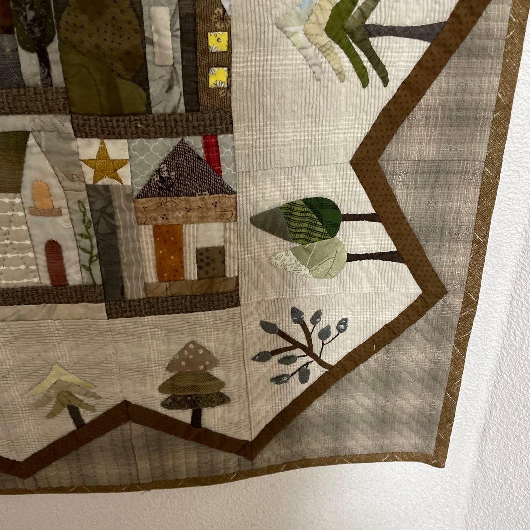 ハンドメイドパッチワークキルトのハウスなのタペストリー