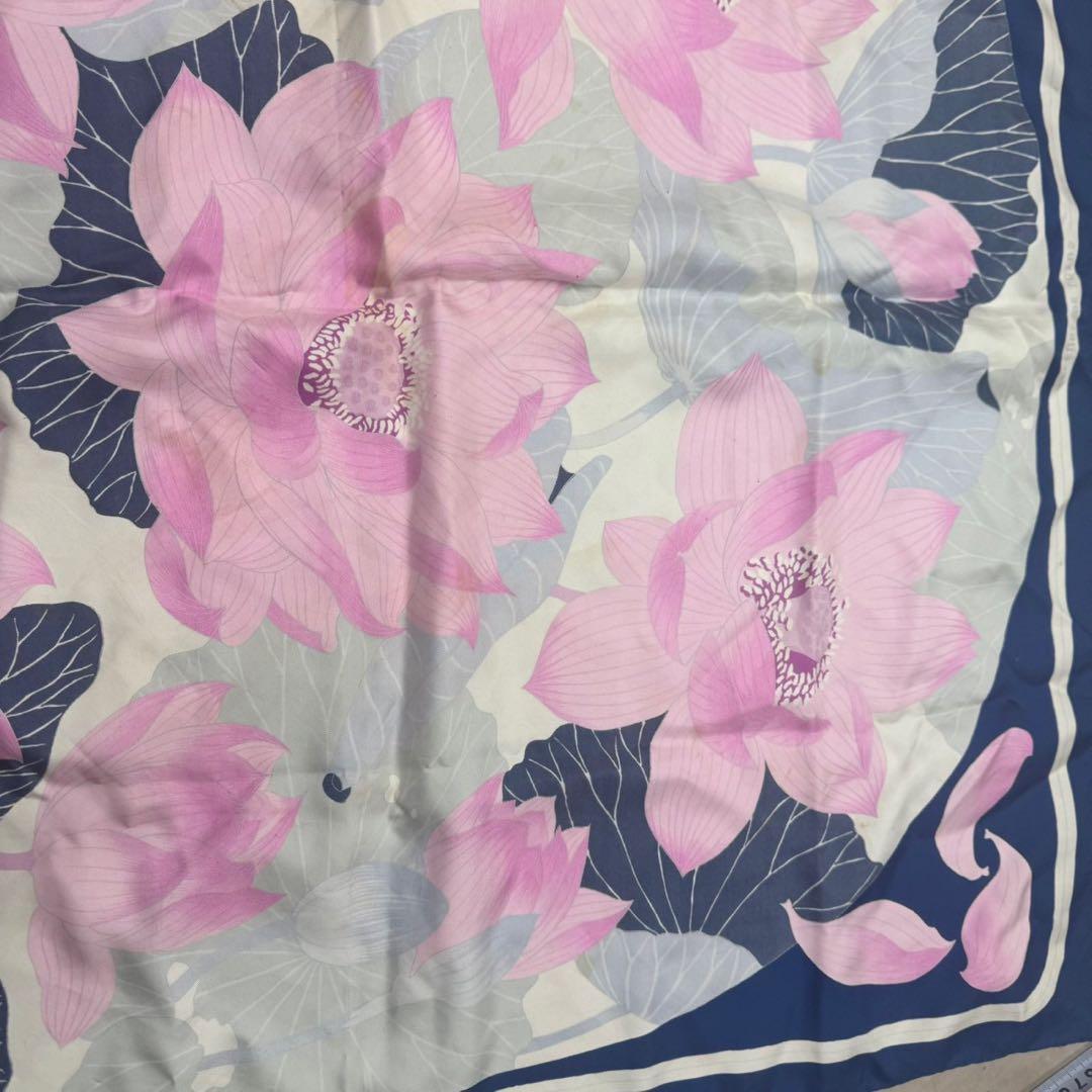 HERMÈS カレ90 ロータス 蓮の花 シルク スカーフ シミあり 中古品