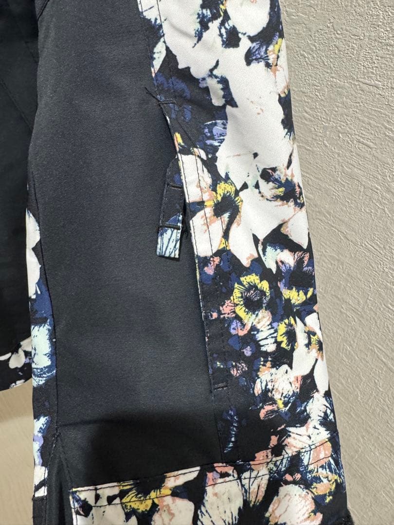 【美品】ROXY 花柄スノーボードウェア（ファー付き）