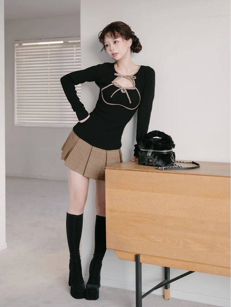 リボン付きブラックニットとプリーツスカート リボン付きブラック