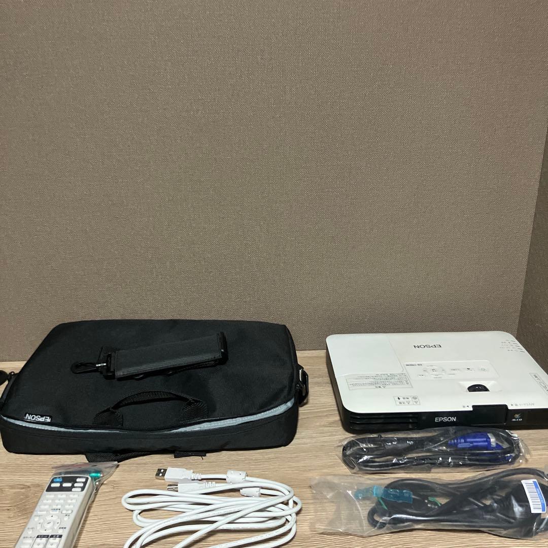 EPSON EB-1780W プロジェクター本体　キャリングケース付き