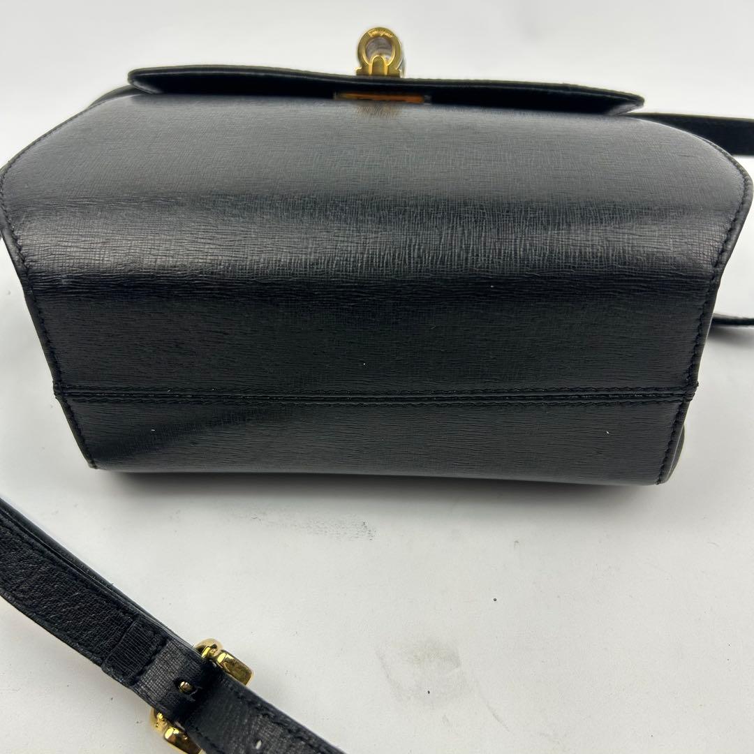 【美品】フェラガモ　ショルダーバッグ　レザー　フラップ　ターンロック　金具　黒