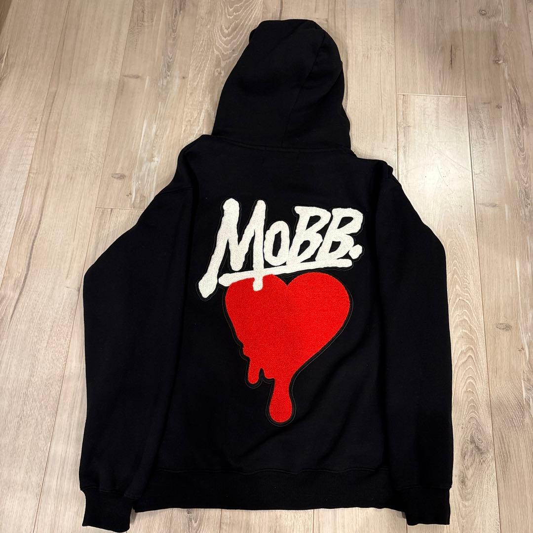 MOBB とハートの刺繍 ブラックフードパーカー（Mサイズ）
