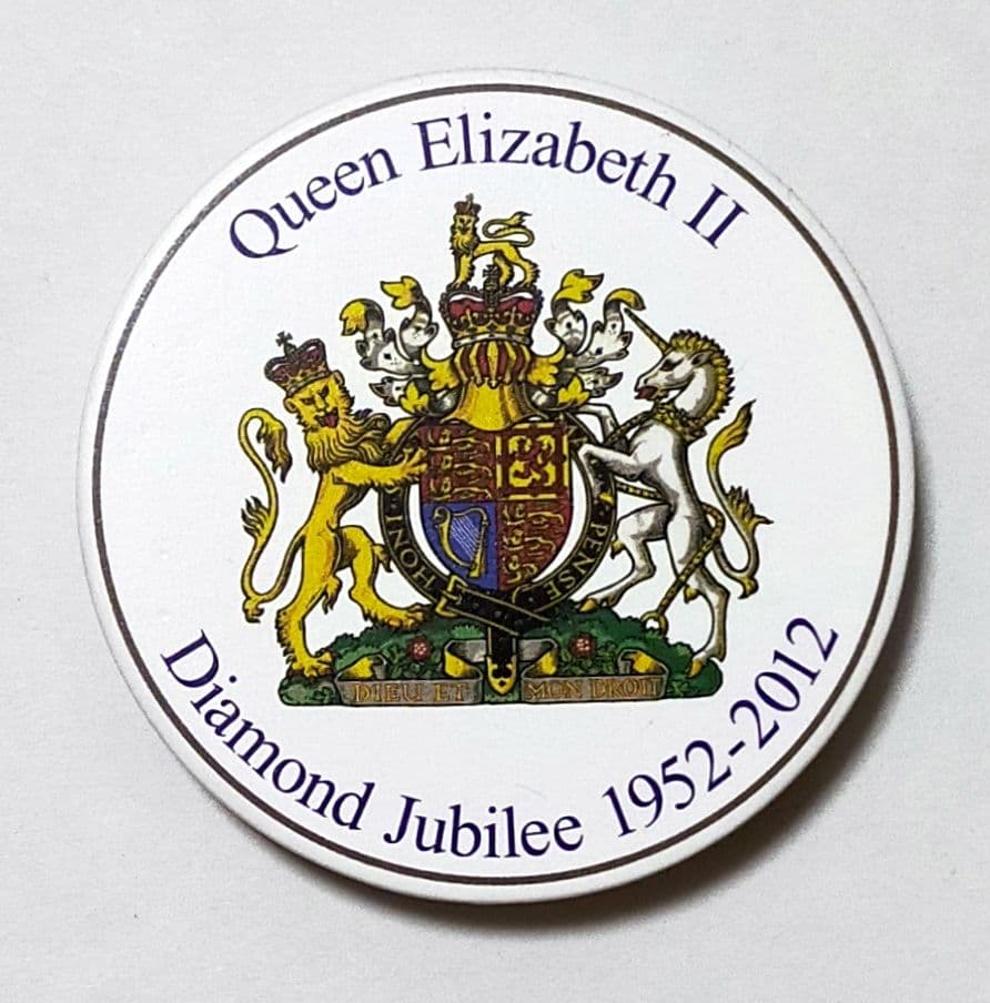 未開封　クッション　&　マグネット　英国　ロイヤル　王室　エリザベス女王　紋章