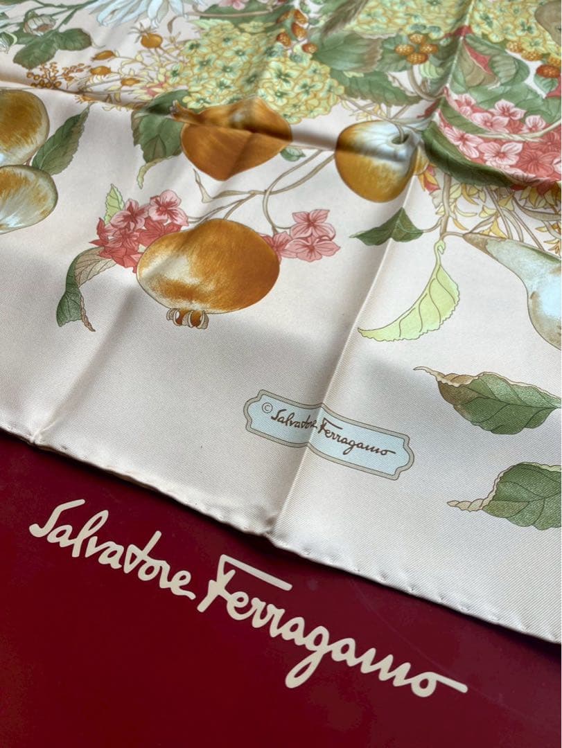 新品未使用】フェラガモ Ferragamo 果実スカーフ 85✖️85センチ