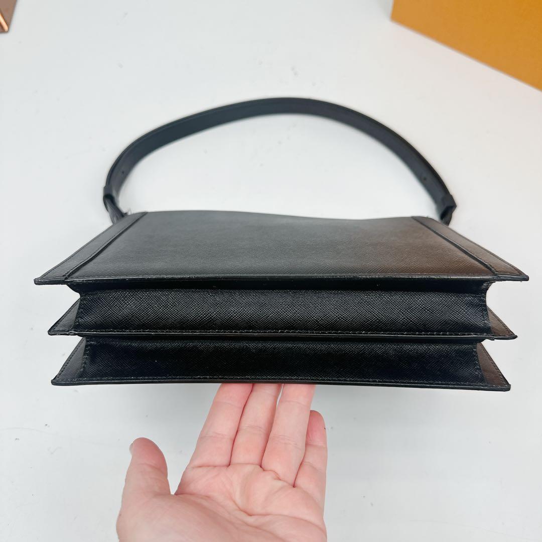 イヴサンローラン　ブラック　レザー　カサンドラロゴ　ワンショルダーバッグ　黒