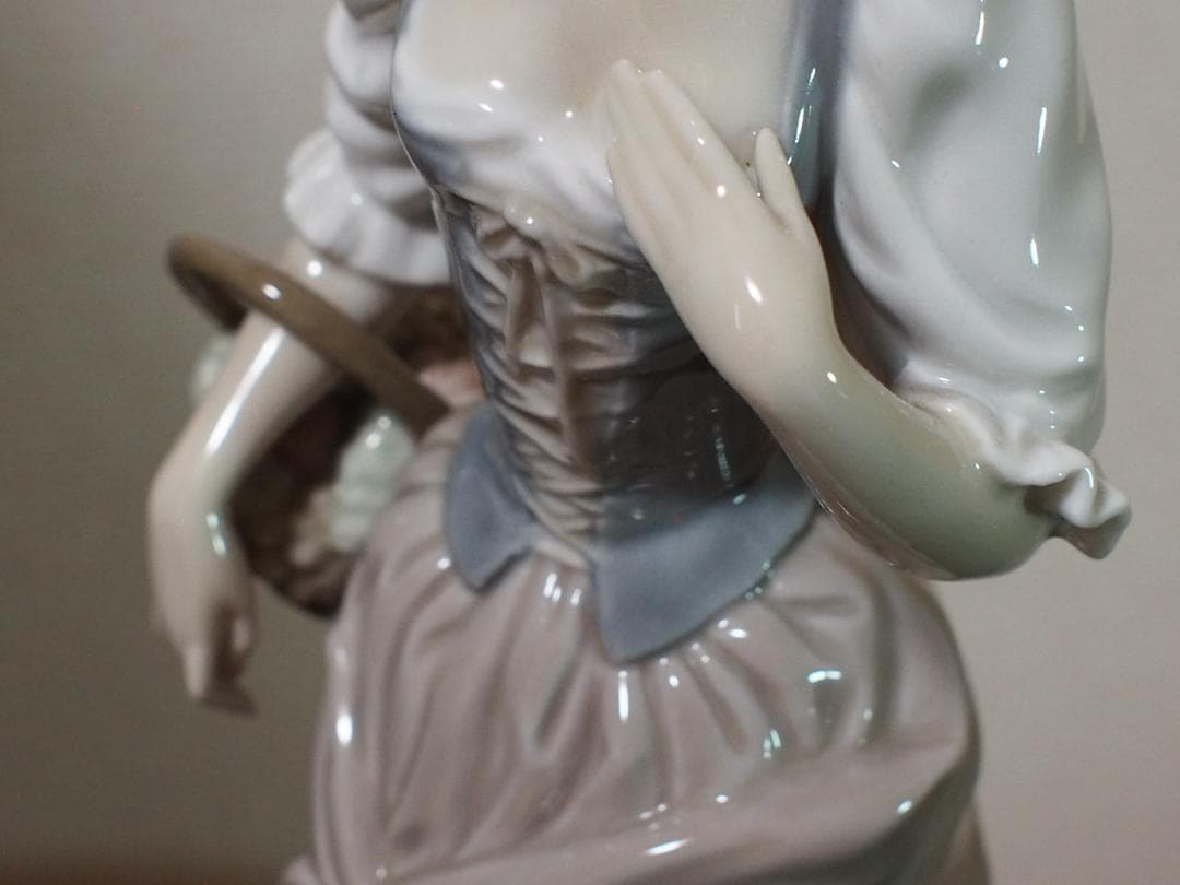 ★LLADRO　リヤドロ　花籠を持つ乙女　美品