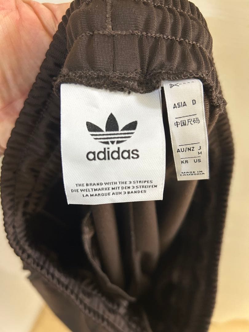 adidasトラックパンツ（ジェンダーニュートラル）