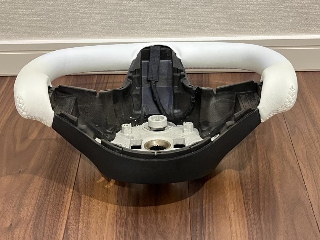 テスラモデル３　ヨークハンドル（ナッパレザー、サイドマットカーボン）ヒーター対応