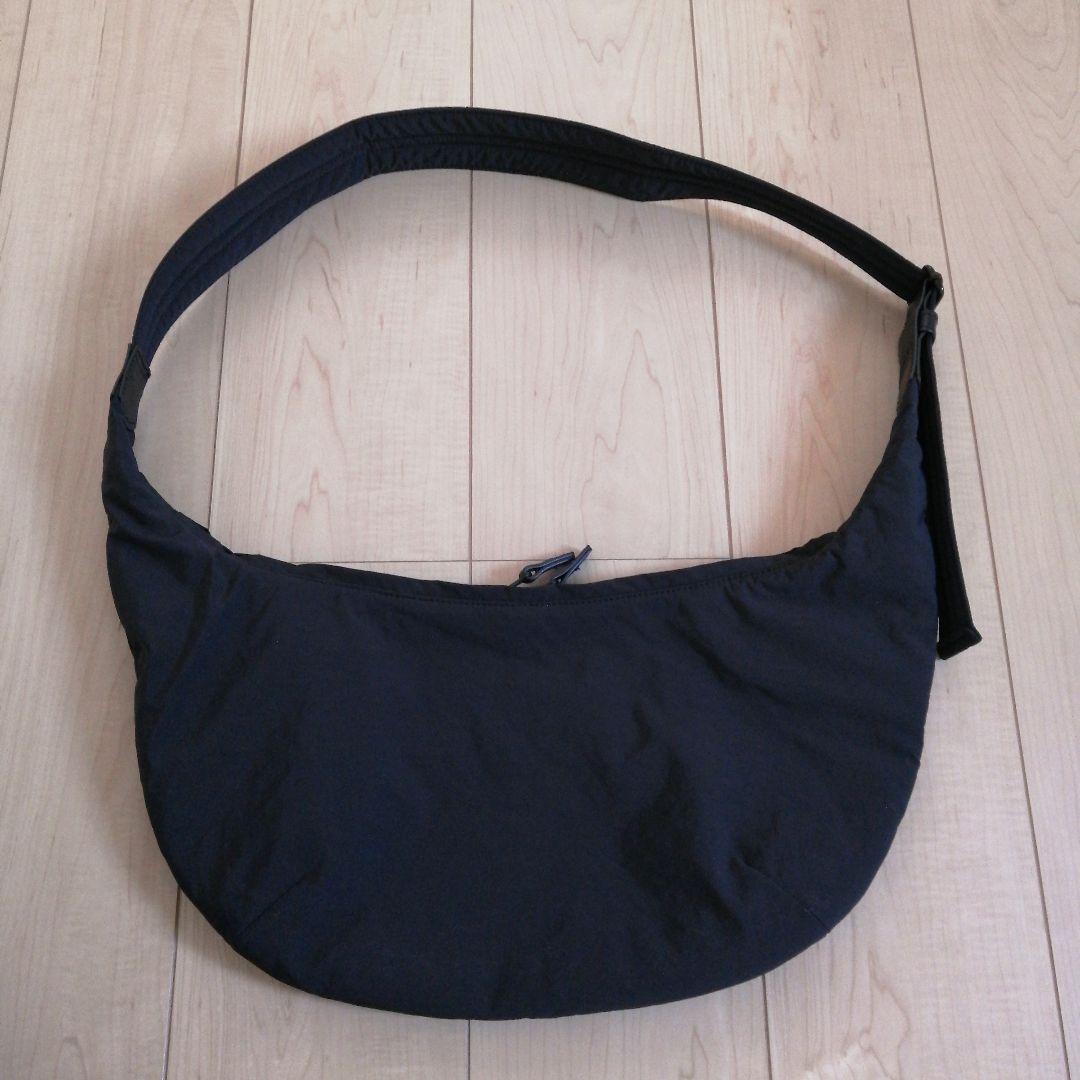 「軽やかに、ちゃんと収まる」ムーン型のクロスボディバッグ