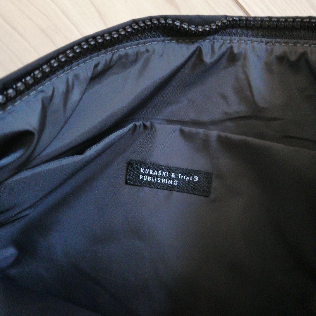 「軽やかに、ちゃんと収まる」ムーン型のクロスボディバッグ