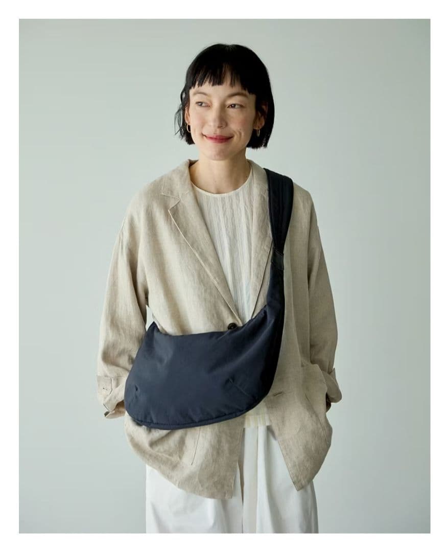 「軽やかに、ちゃんと収まる」ムーン型のクロスボディバッグ