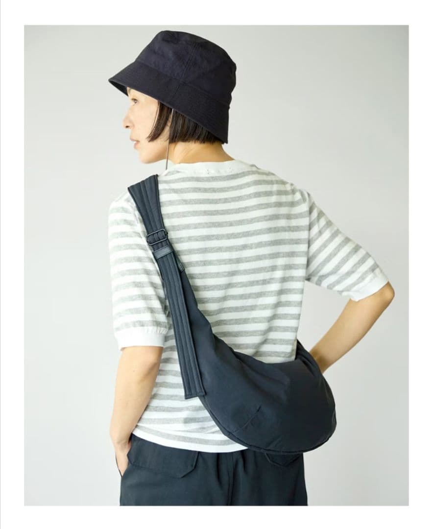 「軽やかに、ちゃんと収まる」ムーン型のクロスボディバッグ