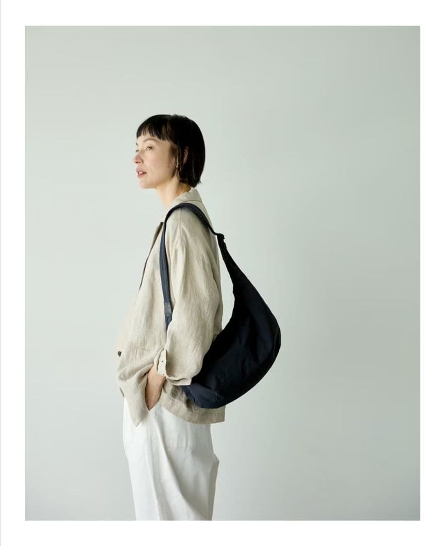 「軽やかに、ちゃんと収まる」ムーン型のクロスボディバッグ