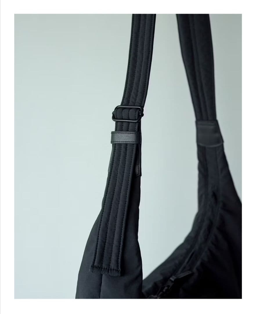 「軽やかに、ちゃんと収まる」ムーン型のクロスボディバッグ