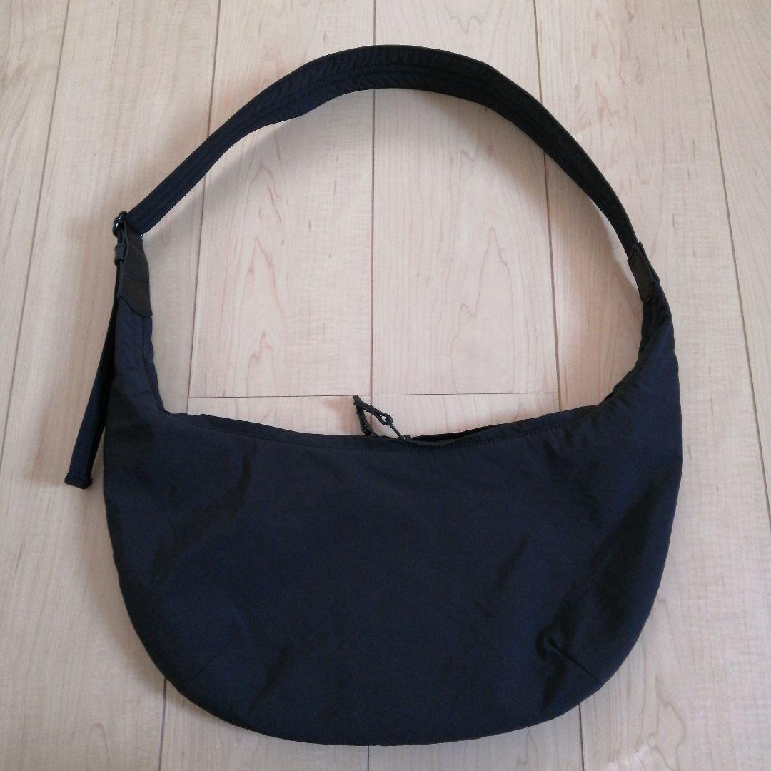 「軽やかに、ちゃんと収まる」ムーン型のクロスボディバッグ