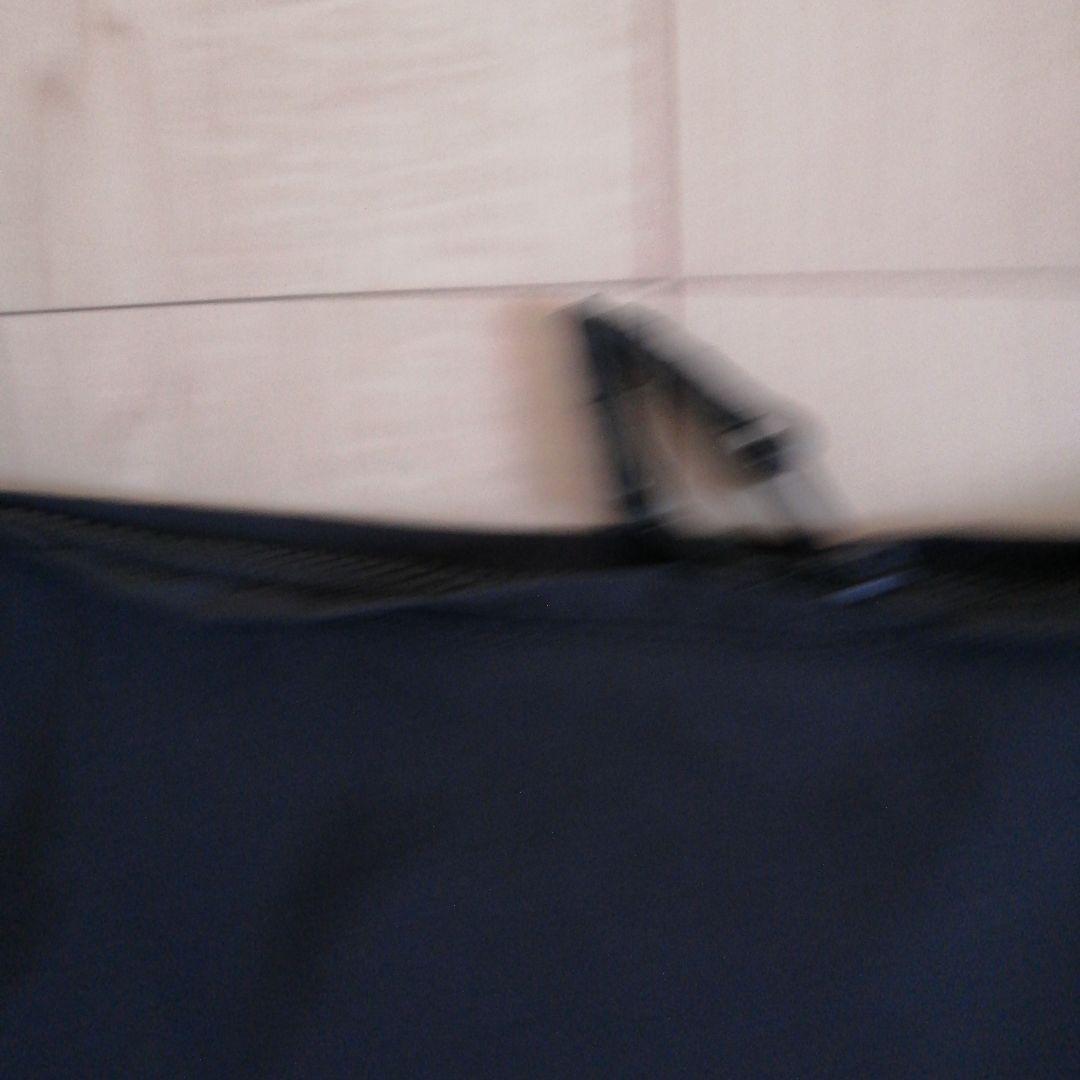 「軽やかに、ちゃんと収まる」ムーン型のクロスボディバッグ