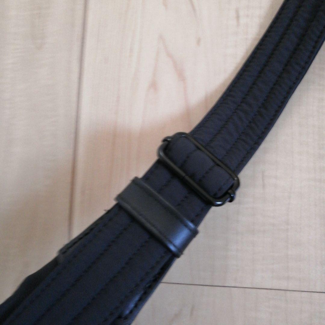 「軽やかに、ちゃんと収まる」ムーン型のクロスボディバッグ