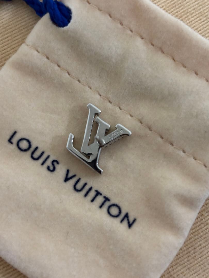 LV アイコニック ストラスピアス