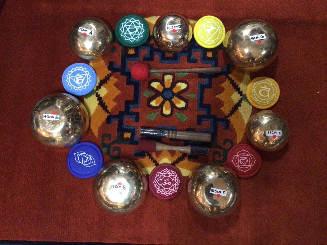 ⑦高音が美しい手打ちのminiシンギングボウル7チャクラセット【RED SET