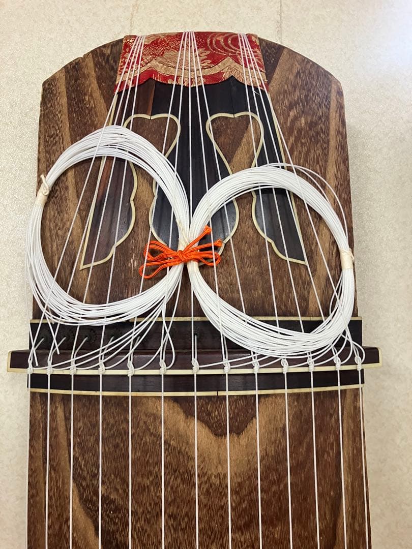 小型お琴 縁取り葉 ￼並甲 すだれ彫り 舌に金蒔絵が施されて見栄えと