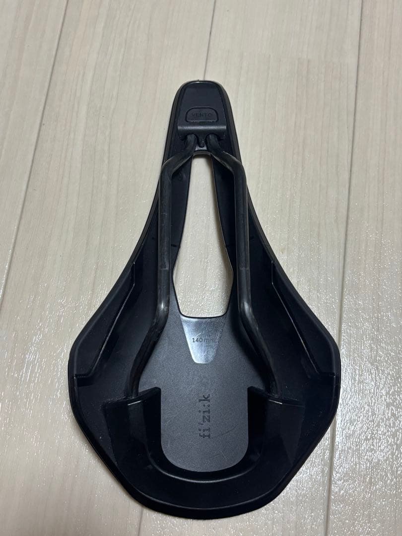fizik ブラック サドル エアロデザイン