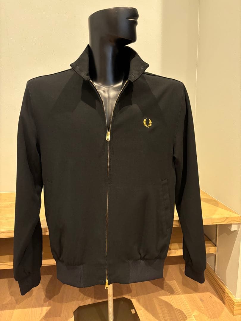 FRED PERRY 黒 ジップアップジャケット - メルカリ