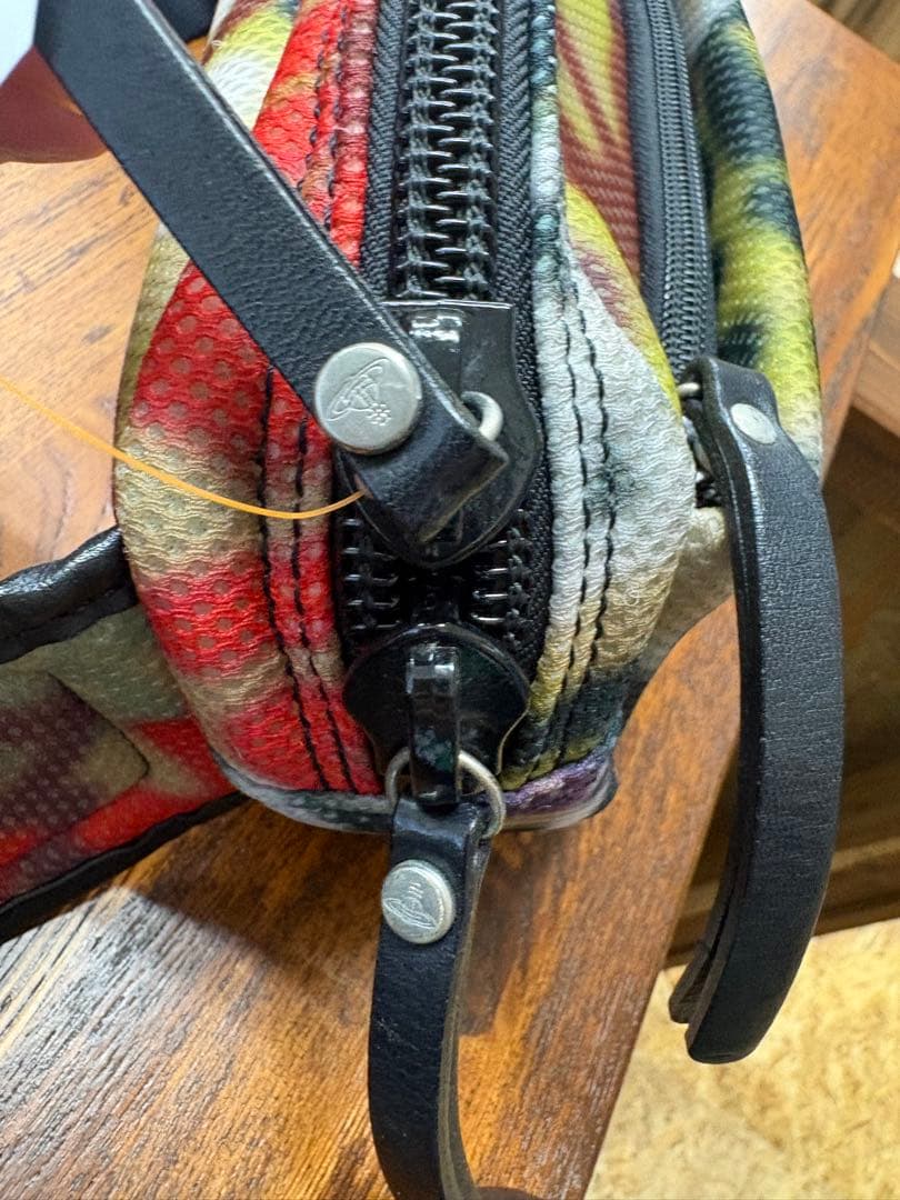 ヴィヴィアンウエストウッド スプレーペイント柄 ボディバッグ