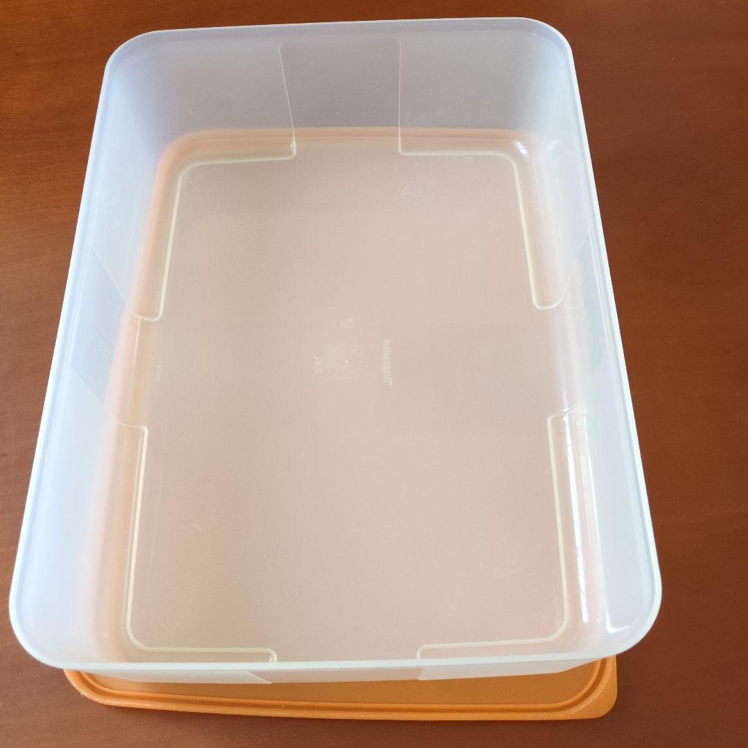 未使用品　タッパーウェア　食品保存容器 4個セット＋使用済み１個