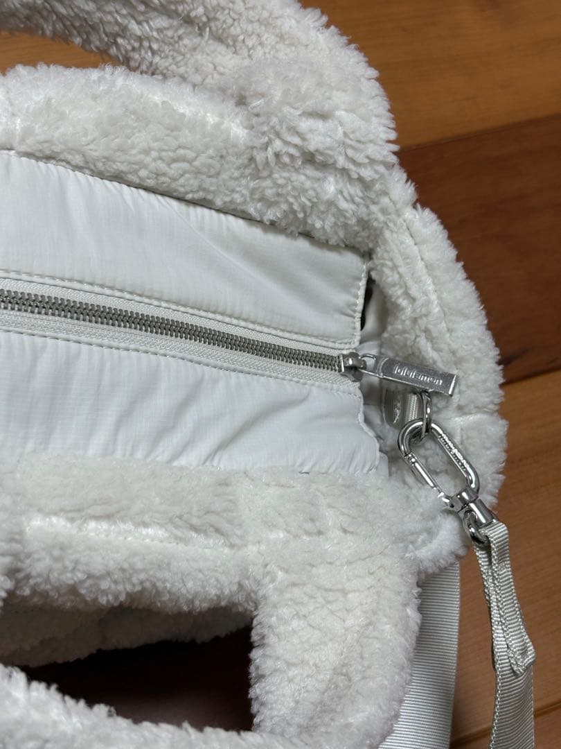 lululemon ホワイトもこもこバッグ - メルカリ