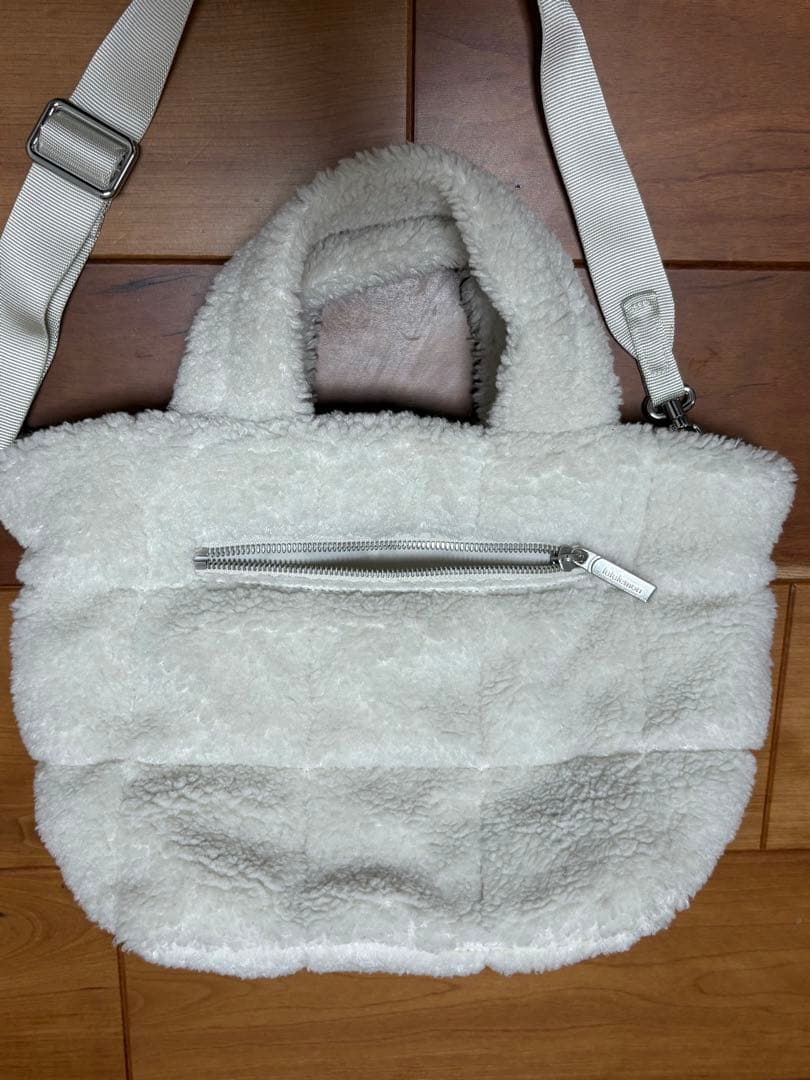 lululemon ホワイトもこもこバッグ - メルカリ