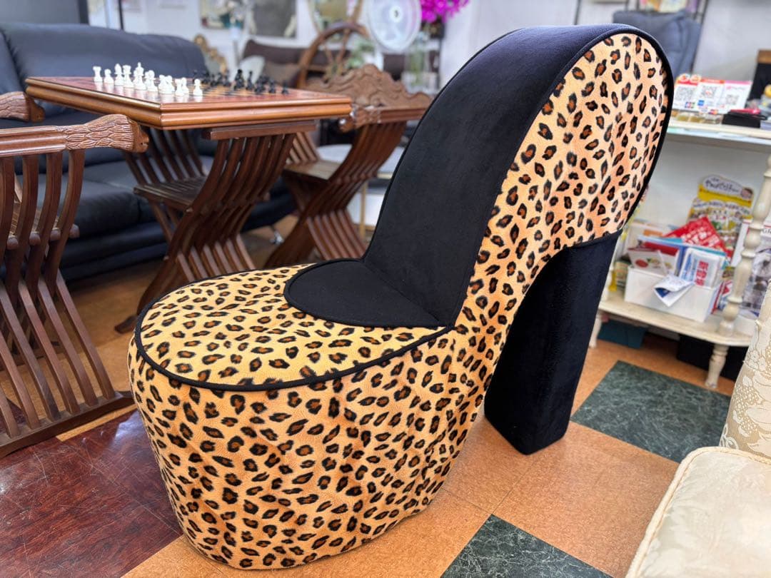 モダンヒョウ柄 ハイヒール型ソファインパクトのあるユニークなデザイン モダンヒョウ柄 ハイヒール型ソファインパクトのあるユニークな