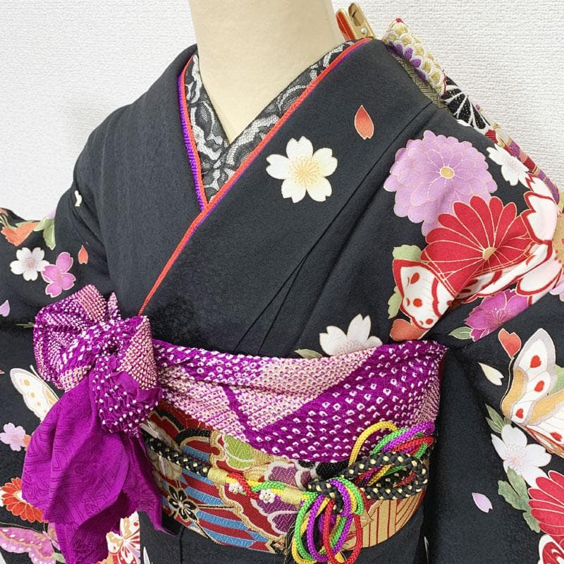 507z52, レース半衿☆人気！振袖 古典柄 金彩 地紋 蝶 赤×黒☆美品