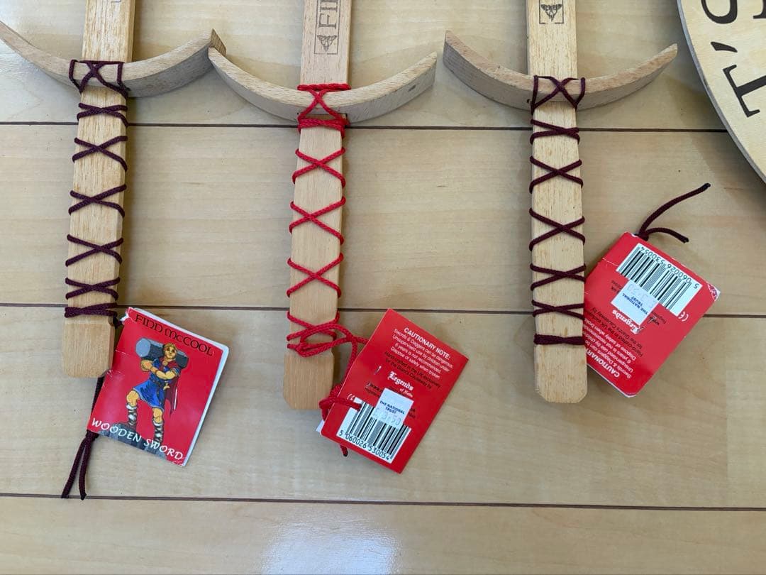 希少品】北アイルランドジャイアンツ・コーズウェイ 木製の剣3本セットと盾