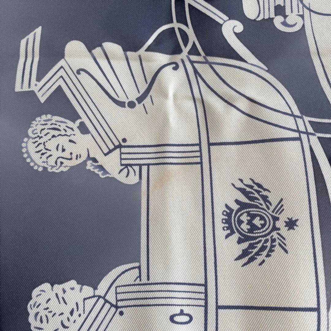 HERMÈS-PARIS シルク スカーフ　80 ネイビー箱付