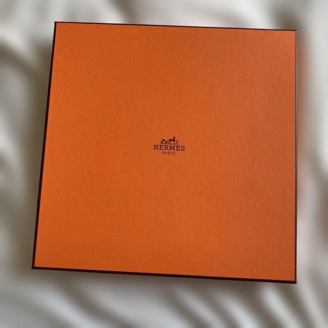 HERMÈS-PARIS シルク スカーフ　80 ネイビー箱付