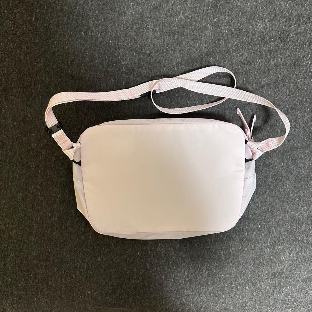 アークテリクスピンク ボディバッグ