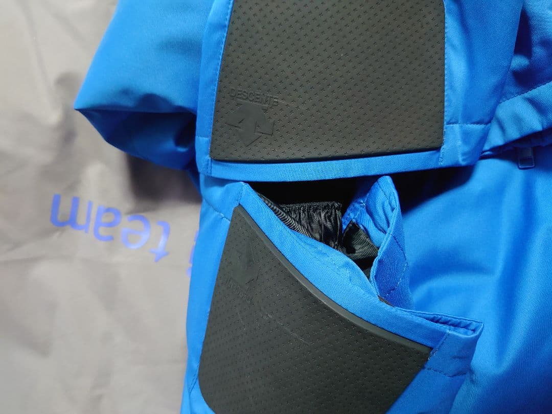 【本日最終 三連休特別値下】DESCENTE スキーウェア上下 スイスモデル