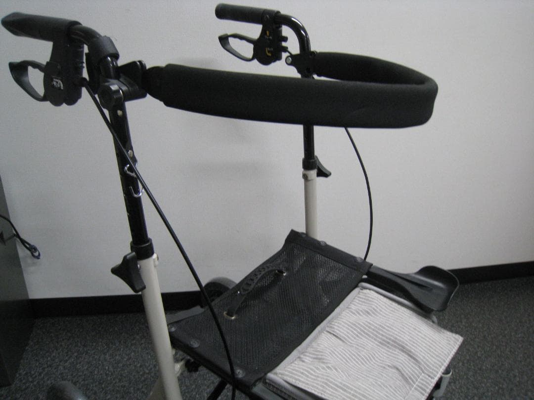 四輪 歩行車 ショッピングターン 安寿 アロン化成 送料無料 バッグ付き ②