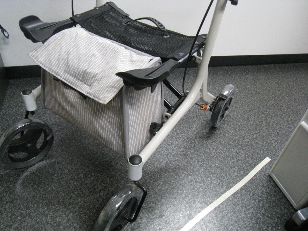 四輪 歩行車 ショッピングターン 安寿 アロン化成 送料無料 バッグ付き ②