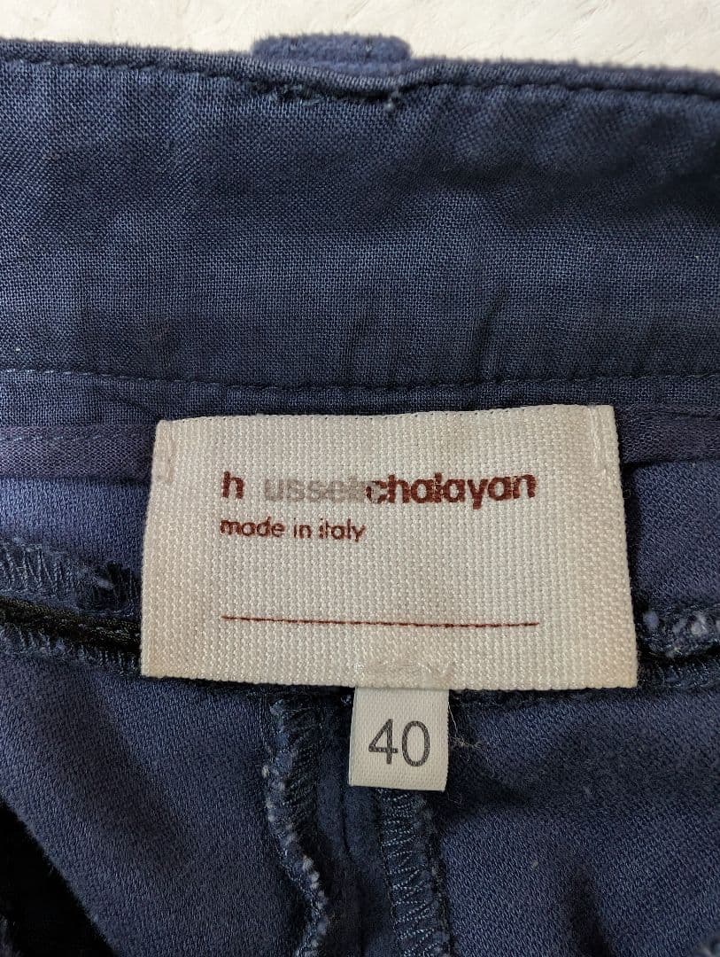 フセイン・チャラヤン　紺色のパンツ